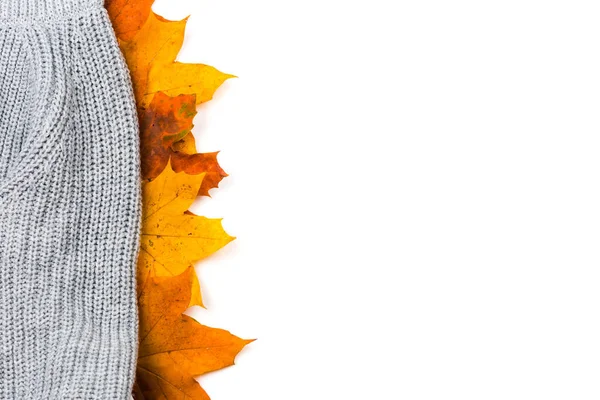 Uma Pilha Folhas Outono Brilhantes Fundo Malha Têxtil Xadrez Suéter — Fotografia de Stock
