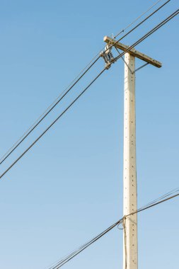 Elektrik yazı ve mavi gökyüzü arka plan.