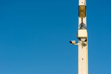 CCTV Kameralar üzerinde elektrik direkleri yüklenir. Güvenlik,