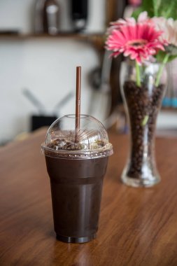 Kafede masada buz siyah kahve.