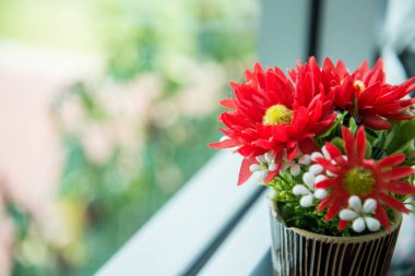 Bir tabloda, hassas odak süslemek için kullanılan çiçekler.