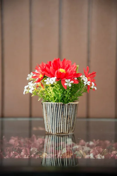 敏感なフォーカス テーブルに飾る花 — ストック写真