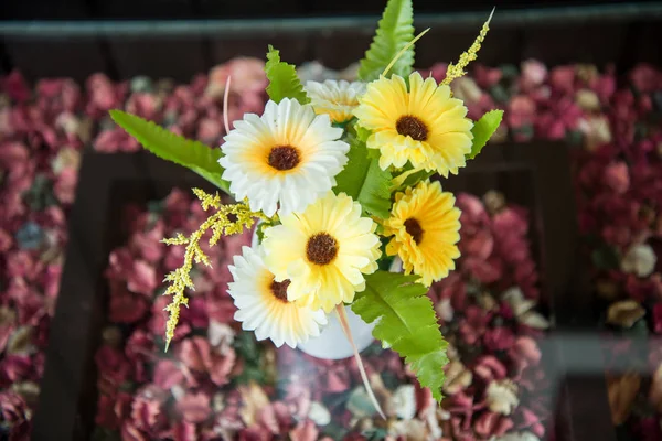Kukkia Käytetään Koristella Pöydällä Herkkä Painopiste — kuvapankkivalokuva
