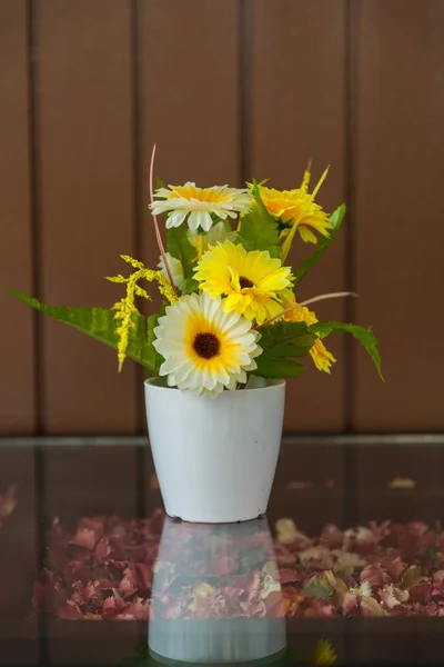 Flores Utilizadas Para Decorar Una Mesa Enfoque Sensible — Foto de Stock
