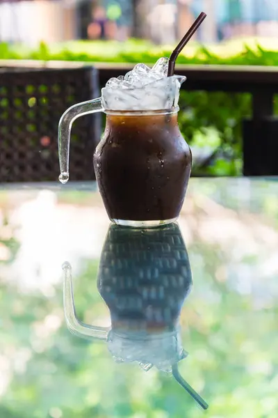 Ledová Káva Dřevěném Stole Kavárně — Stock fotografie