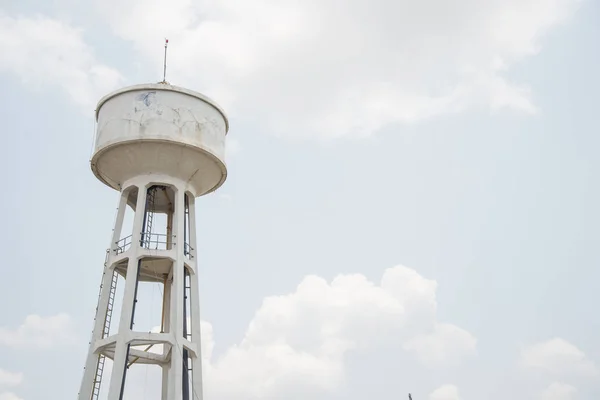 Tank Vattenreningsverk Och Blå Himmel Bakgrund — Stockfoto