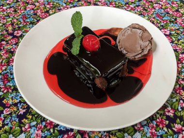 Ahşap masa, koyu çikolata dondurma tatlı