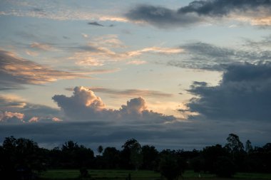 Bulutlar ve gökyüzü arka plan için Sunrise.