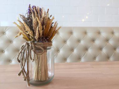 Dekorasyon bir kafe için saksı çiçekleri,