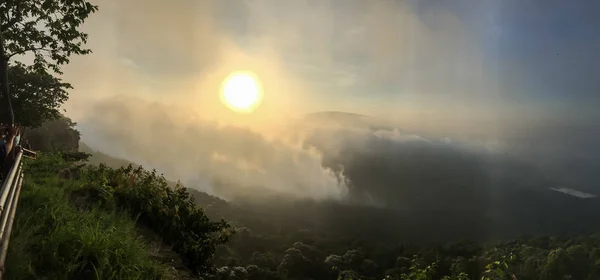 Sonnenaufgang Morgen Umgeben Von Bergen Und Nebel — Stockfoto