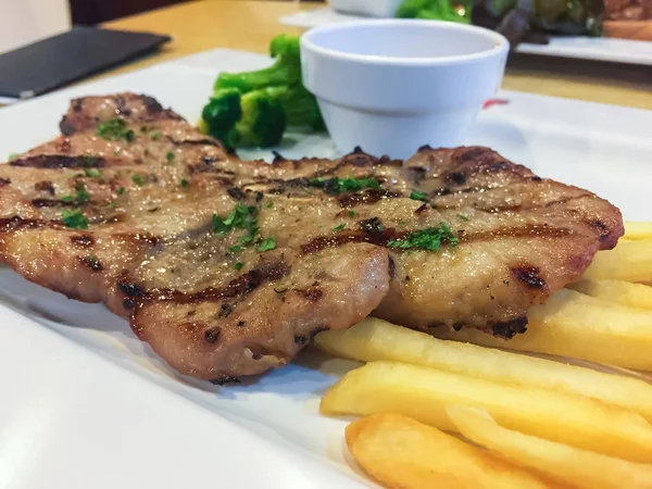 Filete Cerdo Con Tostadas Una Mesa Madera — Foto de Stock