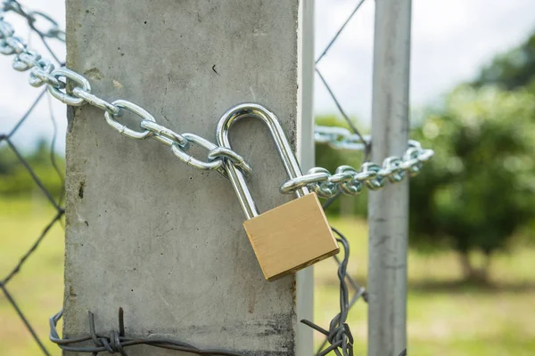 Close Gate Fence Locked Metal Chain Padlock — Stock Photo, Image