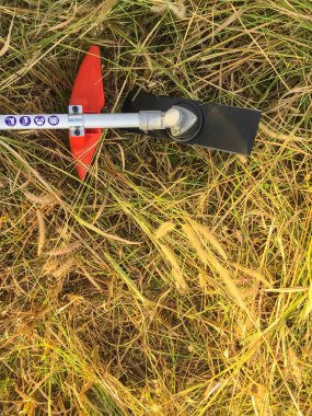 yeşil bahçesinde, arka plan çim kesme biçme makası-