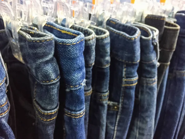 Beaucoup Jeans Sont Suspendus Sur Ligne Vêtements — Photo