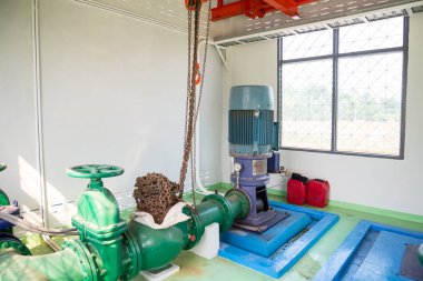 Motorlu su arıtma tesisi içinde pompa. Pompalama