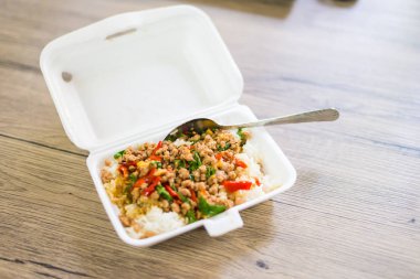 Pirinç tepesinde tavada kızartılmış domuz eti ve fesleğen, dilicious Tay gıda ile.