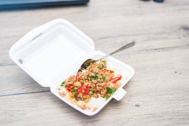 Pirinç tepesinde tavada kızartılmış domuz eti ve fesleğen, dilicious Tay gıda ile.