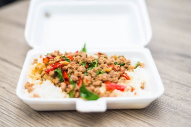 Pirinç tepesinde tavada kızartılmış domuz eti ve fesleğen, dilicious Tay gıda ile.