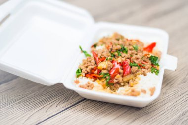 Pirinç tepesinde tavada kızartılmış domuz eti ve fesleğen, dilicious Tay gıda ile.