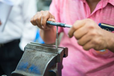 Otomotiv bölümü aracını dokunarak karbür tarafından dokunarak el kitabı