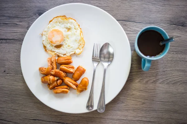 Teller Mit Spiegeleiern Hühnerwurst Und Heißem Kaffee Auf Holzuntergrund Frühstück — Stockfoto