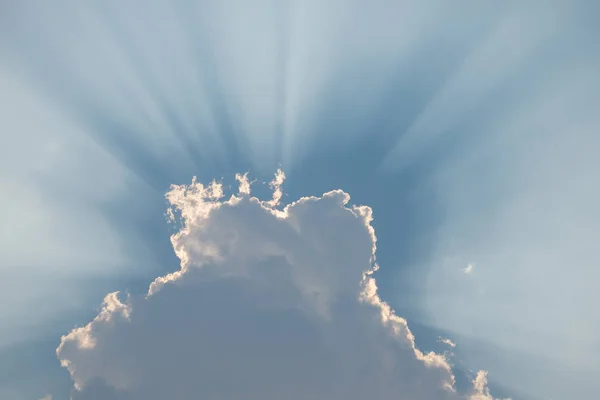 Zamračená Obloha Pozadí Paprsky Slunce Prostřednictvím Cloudu — Stock fotografie