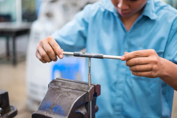 Otomotiv bölümü aracını dokunarak karbür tarafından dokunarak el kitabı