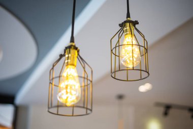 Bir kafede Gömme tavan ışıkları