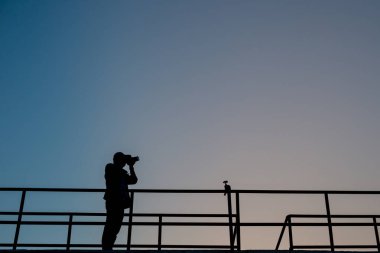 Profesyonel fotoğrafçı alarak fotoğraf güzel günbatımı silüeti
