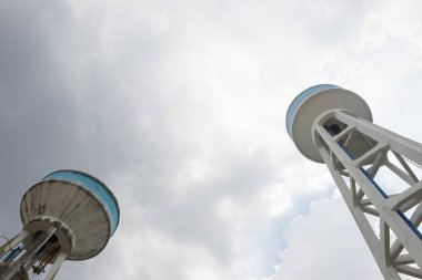 Tank su arıtma tesisi su ve mavi gökyüzü arka plan.