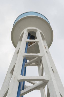 Tank su arıtma tesisi su ve mavi gökyüzü arka plan.