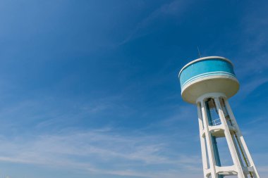 Tank su arıtma tesisi su ve mavi gökyüzü arka plan.