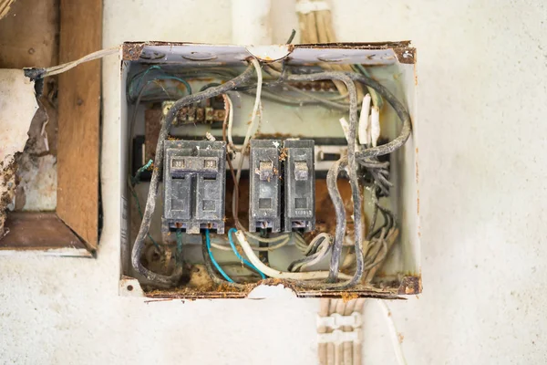 Velho Enferrujado Disjuntor Elétrico Colocado Uma Parede Uma Caixa Metal — Fotografia de Stock