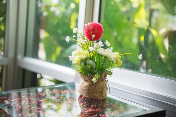 敏感なフォーカス テーブルに飾る花 — ストック写真
