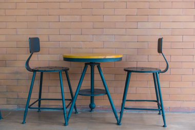 Ahşap masa kahve ile tuğla duvar için ayarla, çatı katı tarzında modern café