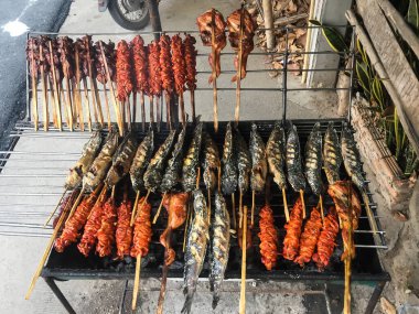 Tavuk ızgara ve duman..