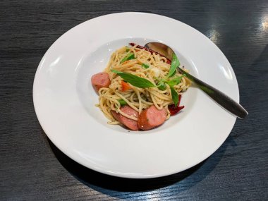 Lezzetli spagetti Sosisi