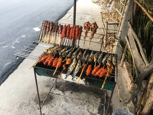 Frango grelhado e fumo . — Fotografia de Stock