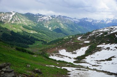 Pyv geçmek için yakın Abhazya dağlarında fırtına.