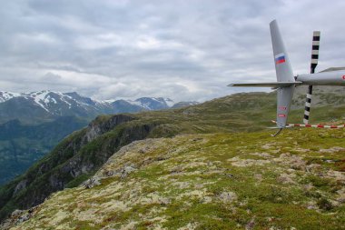 Norveç fiyortları. Helikopter iniş