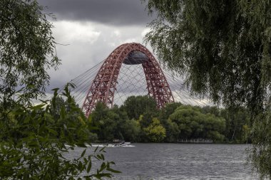 Moskova'da söğütler arasında bulutlu bir günde pitoresk köprü