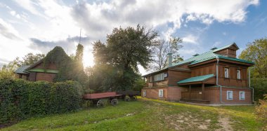 Kolomenskoye Müzesi 'ndeki ahır. Sergi odaları ve eyer atölyesi olan malikane, koşum takımları ve arabaları depolamak için bir kulübe, ahırın kendisi, bir demirci, bir saman kulesi ve bir ev de dahil olmak üzere bir ahır kompleksi.. 