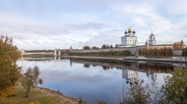 Velikaya Nehri kıyısında. Pskov Kremlin. Trinity Katedrali, Pskov, Rusya