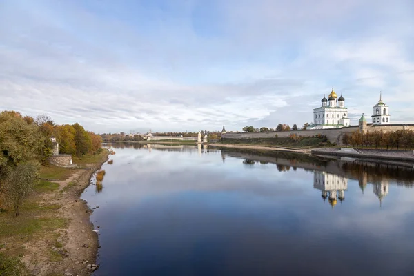 Ribera Del Río Velikaya Kremlin Pskov Catedral Trinidad Pskov Rusia — Foto de Stock