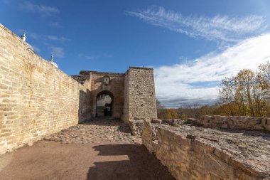 Izborsk 'un ortaçağ kalesi. Izborsk, Rusya 'nın Pskov Oblastı' nın Pechorsky ilçesine bağlı bir köydür. Batı Rusya 'nın en eski ve etkileyici kalelerinden birini barındırıyor.. 