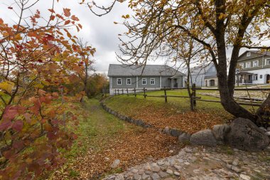 Izborsk Sokağının Panoraması. Izborsk, Rusya 'nın Pskov Oblastı' nın Pechorsky ilçesine bağlı bir köydür. Batı Rusya 'nın en eski ve etkileyici kalelerinden birine sahip. Köy Wes 'e 30 km (19 mi) uzaklıktadır.