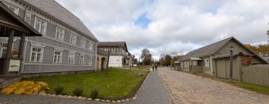 Izborsk Sokağının Panoraması. Izborsk, Rusya 'nın Pskov Oblastı' nın Pechorsky ilçesine bağlı bir köydür. Batı Rusya 'nın en eski ve etkileyici kalelerinden birini barındırıyor.. 