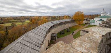 Izborsk, Pskov bölgesi / Rusya - 10.08.2019: Izborsk Ortaçağ kalesi.