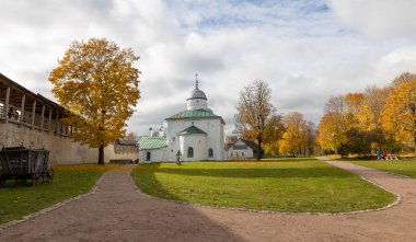 Izborsk Sokağının Panoraması. Izborsk, Rusya 'nın Pskov Oblastı' nın Pechorsky ilçesine bağlı bir köydür. Batı Rusya 'nın en eski ve etkileyici kalelerinden birini barındırıyor.. 