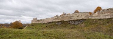 Izborsk, Pskov bölgesi / Rusya - 10.08.2019: Izborsk Ortaçağ kalesi.
